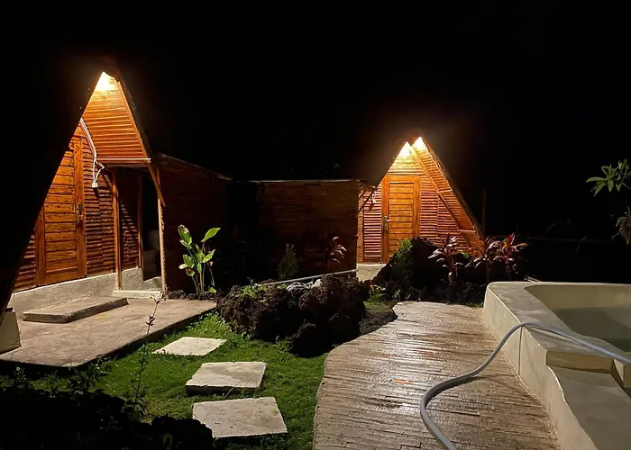 Triangular House And Hot Spring Kubupenlokan